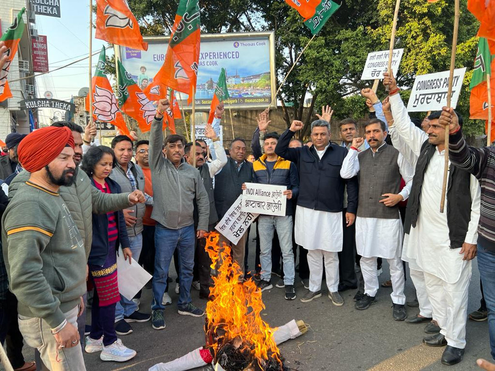 BJP burnt effigy of Congress MP Dheeraj Sahu